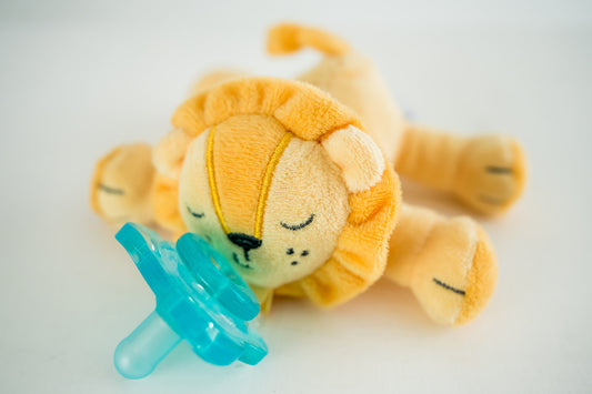 Queebi PaciBuddy Lion Pacifier Holder